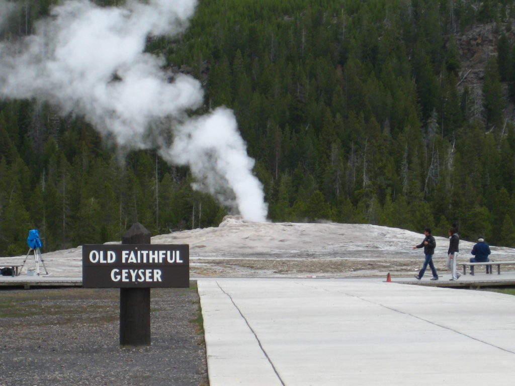 Yellowstone_Old Faithful in the spring
